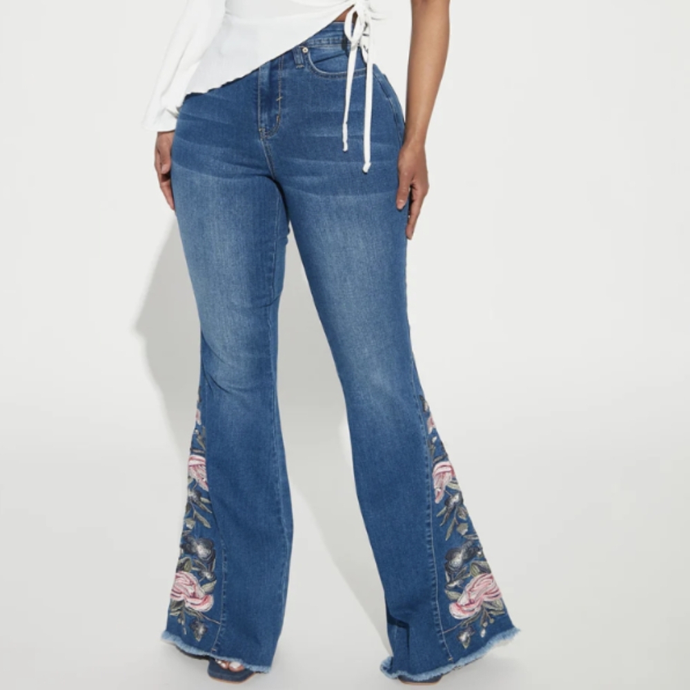 High-Rise Embroidered "Rose inset" flare jeans! Size 5 (27"x34")